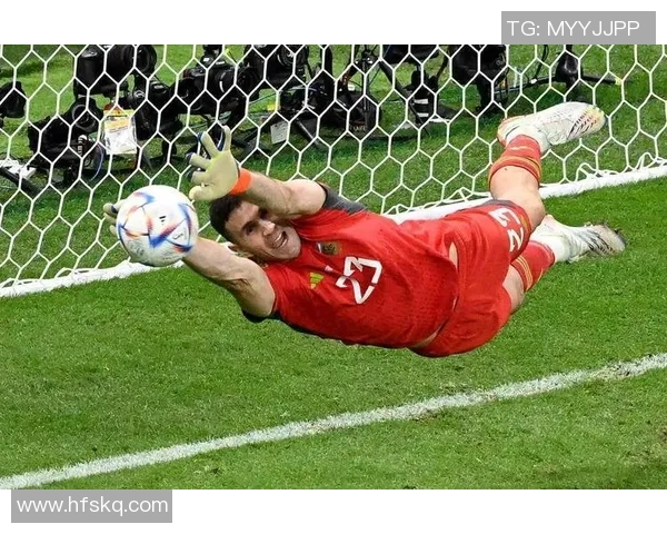 马丁内斯的传奇旅程：从足球新星到世界级教练的蜕变与挑战